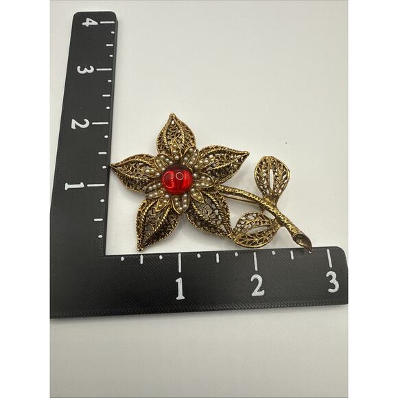 Vintage Lot of Two Brooches Floral Pink Red Lucite Gold Tone Filigree - Picture 4 of 9